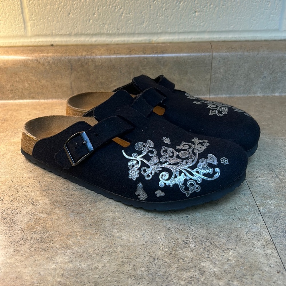 Like new Black felt and silver hand stenciled Birkenstock Papillio clogs mules